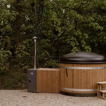 Oak House Vrijstaand Bad En Hottub Op Biobrandstof بيت للعطل Nistelrode